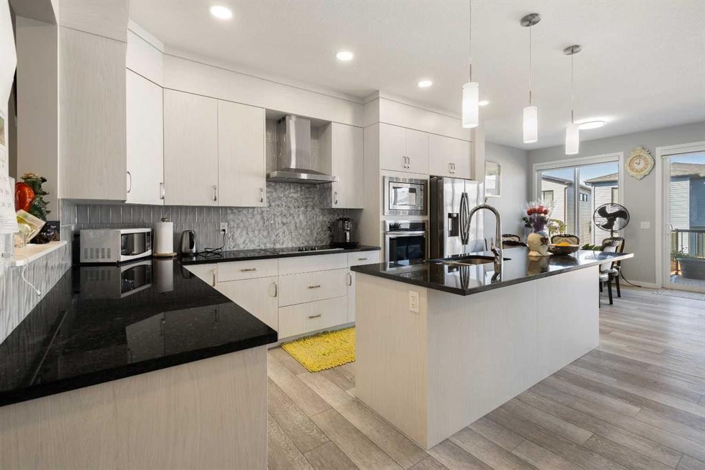 35 Lucas Passage Nw, Calgary, AB - Indoor Photo Showing Kitchen With Upgraded Kitchen