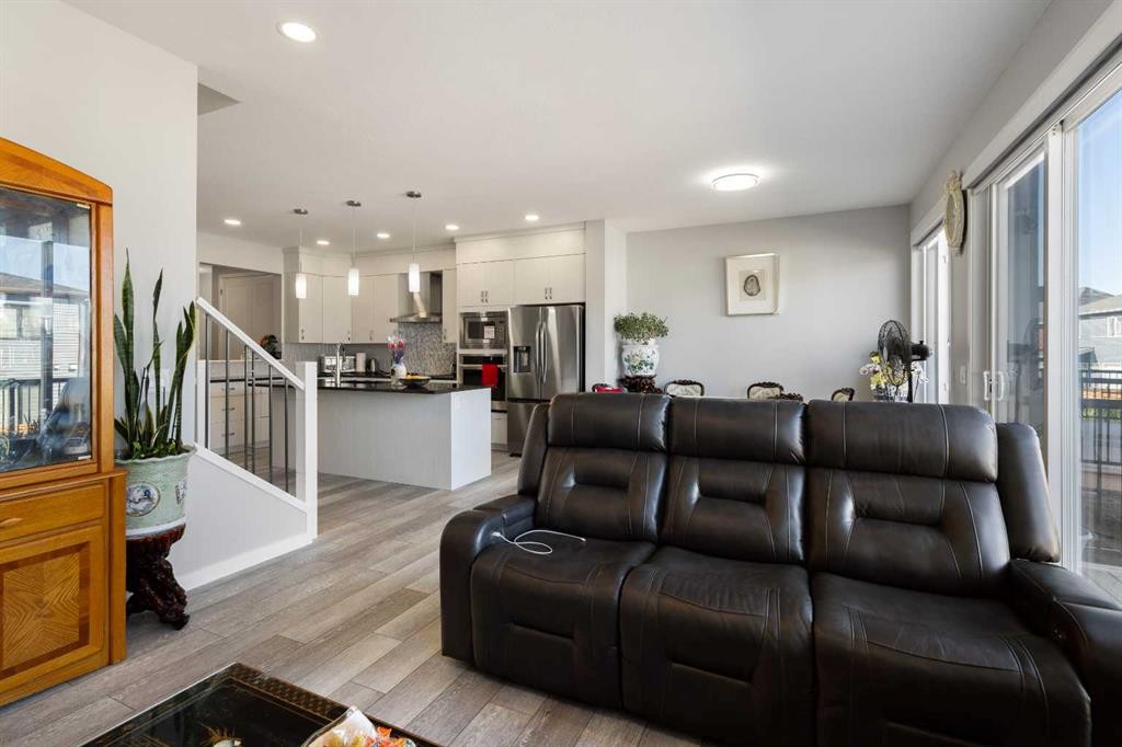 35 Lucas Passage Nw, Calgary, AB - Indoor Photo Showing Other Room