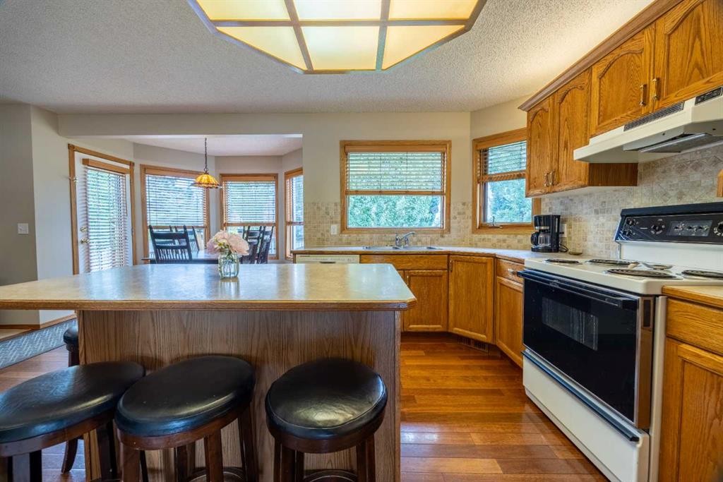19 Mckenzie Lake Manor Se, Calgary, AB - Indoor Photo Showing Kitchen