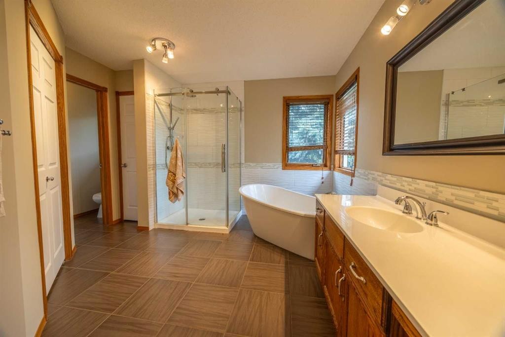 19 Mckenzie Lake Manor Se, Calgary, AB - Indoor Photo Showing Bathroom
