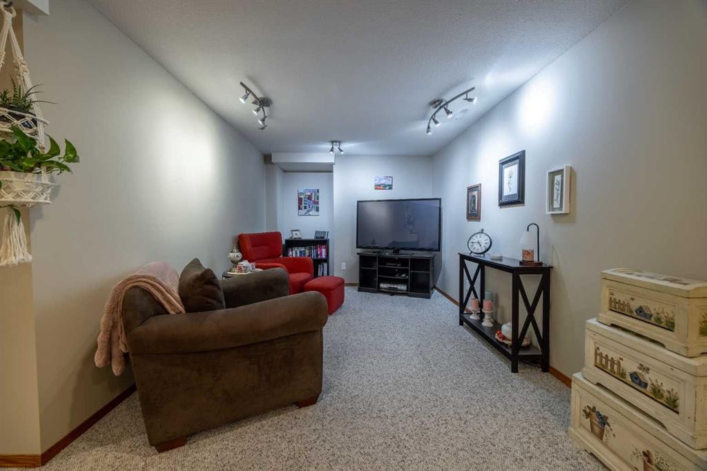19 Mckenzie Lake Manor Se, Calgary, AB - Indoor