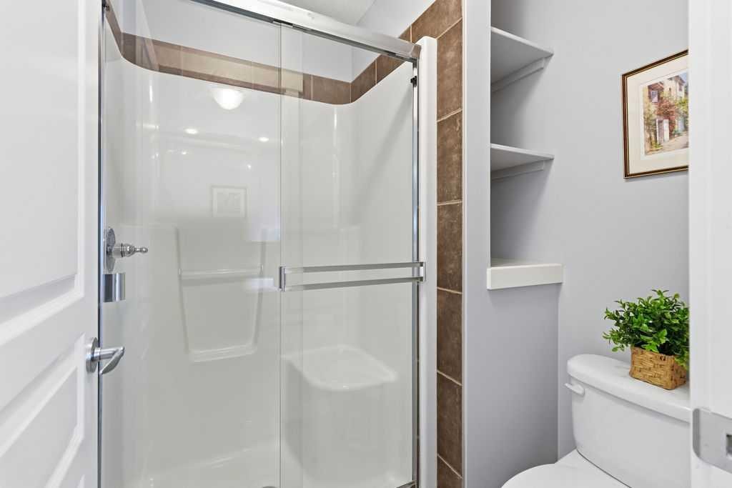 122 Ypres Green Sw, Calgary, AB - Indoor Photo Showing Bathroom