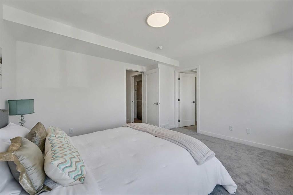 753 Centre Avenue Ne, Calgary, AB - Indoor Photo Showing Bedroom