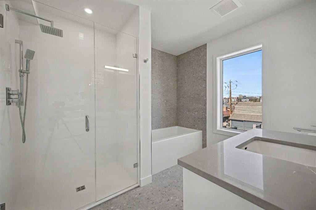 753 Centre Avenue Ne, Calgary, AB - Indoor Photo Showing Bathroom