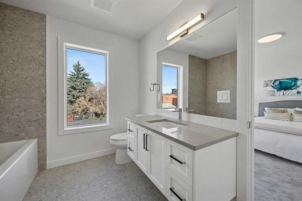 753 Centre Avenue Ne, Calgary, AB - Indoor Photo Showing Bathroom