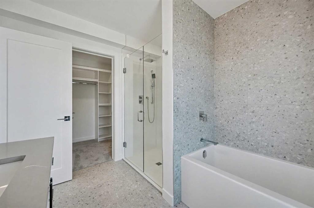 753 Centre Avenue Ne, Calgary, AB - Indoor Photo Showing Bathroom
