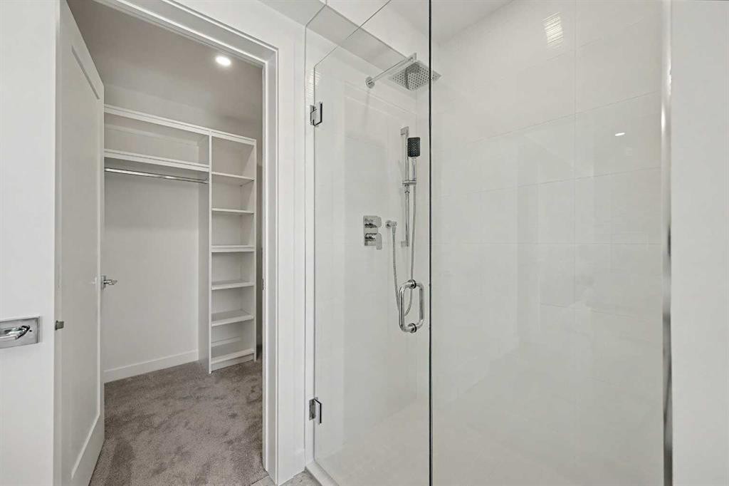 753 Centre Avenue Ne, Calgary, AB - Indoor Photo Showing Bathroom