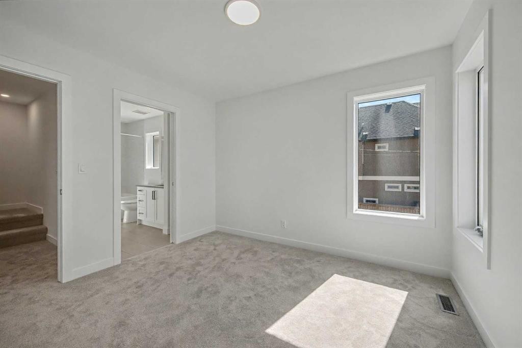 753 Centre Avenue Ne, Calgary, AB - Indoor Photo Showing Other Room