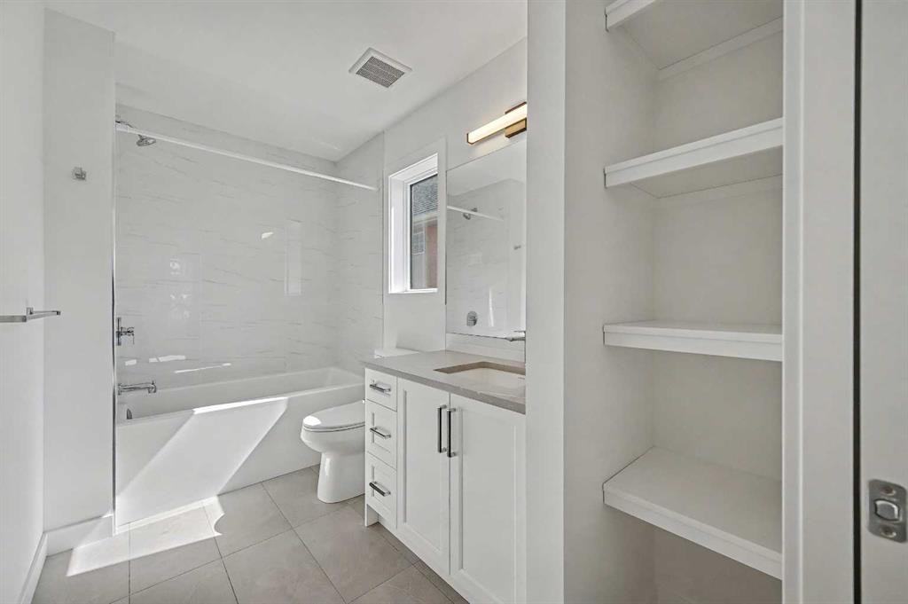 753 Centre Avenue Ne, Calgary, AB - Indoor Photo Showing Bathroom