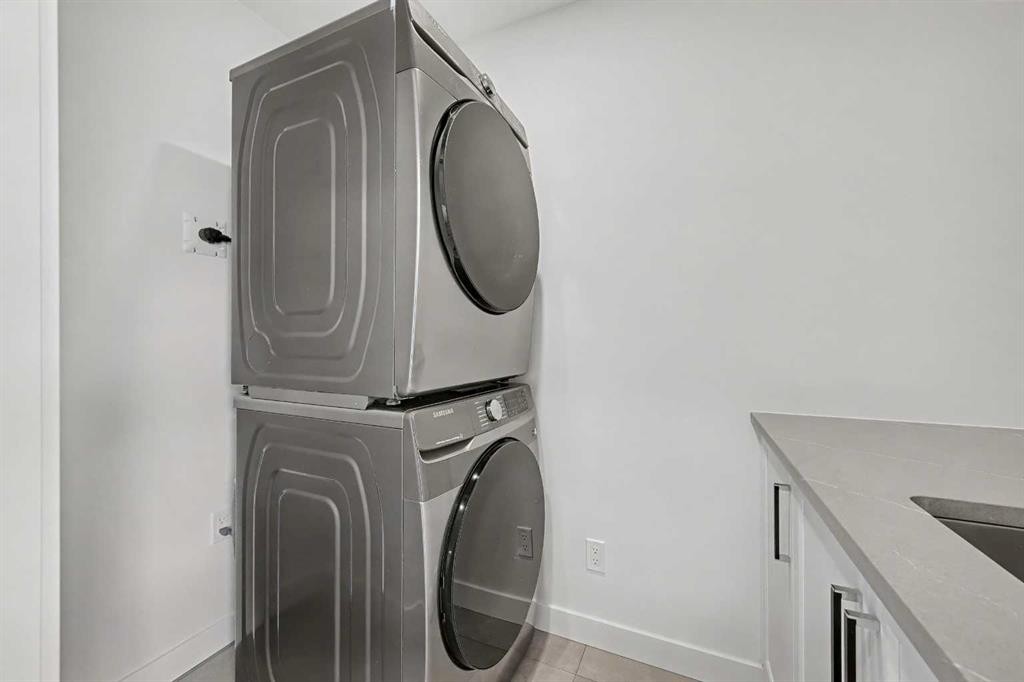 753 Centre Avenue Ne, Calgary, AB - Indoor Photo Showing Laundry Room