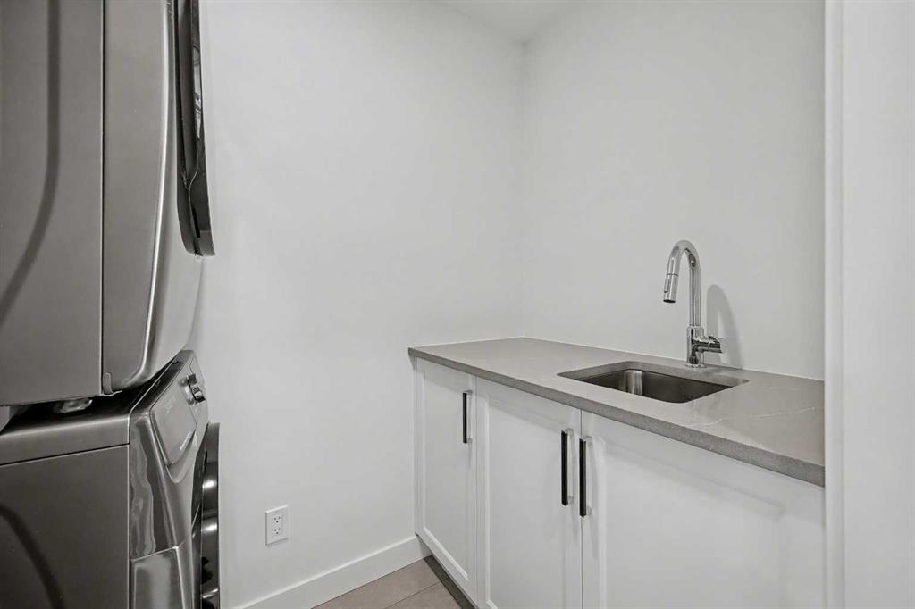 753 Centre Avenue Ne, Calgary, AB - Indoor Photo Showing Laundry Room