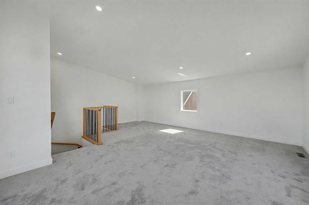 753 Centre Avenue Ne, Calgary, AB - Indoor Photo Showing Other Room