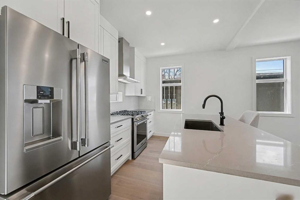 753 Centre Avenue Ne, Calgary, AB - Indoor Photo Showing Kitchen With Stainless Steel Kitchen With Upgraded Kitchen