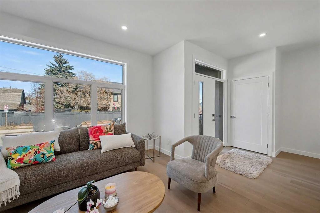 753 Centre Avenue Ne, Calgary, AB - Indoor Photo Showing Living Room