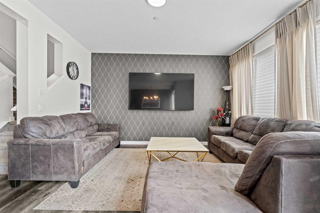 22 Howse Mount Ne, Calgary, AB - Indoor Photo Showing Living Room