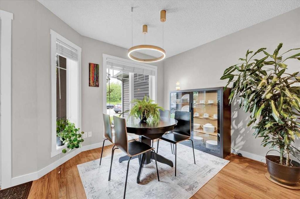 1562 93 Street Sw, Calgary, AB