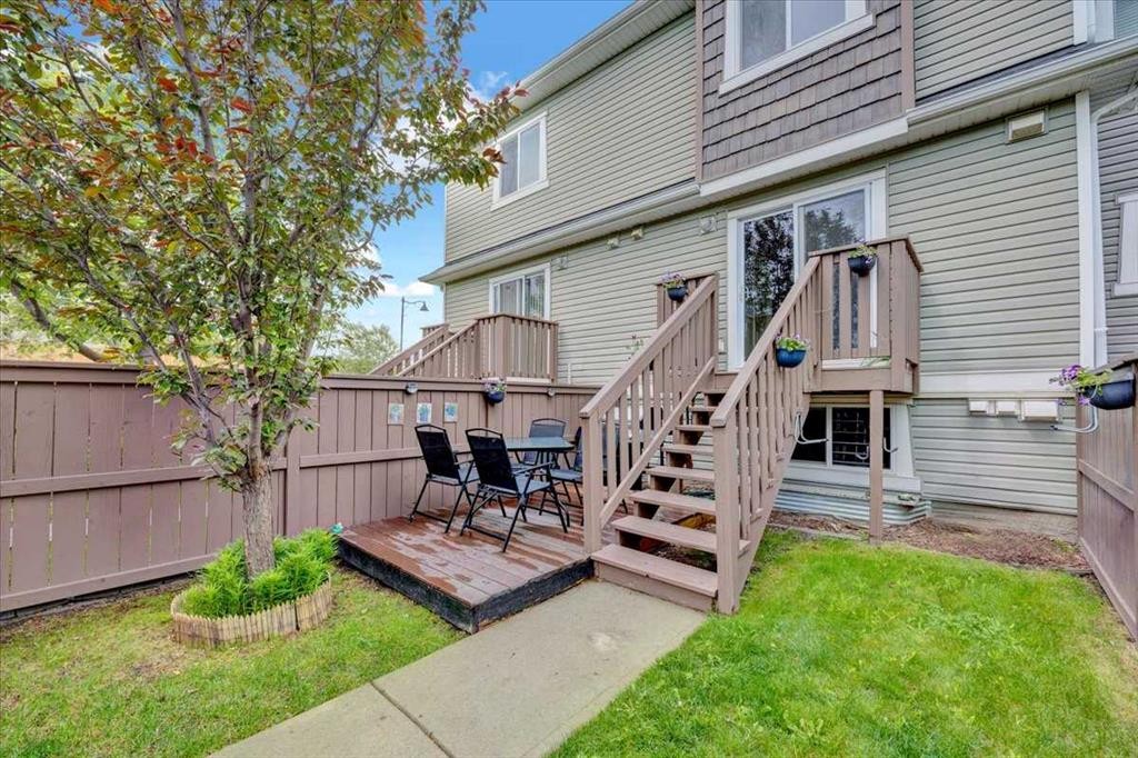 1562 93 Street Sw, Calgary, AB
