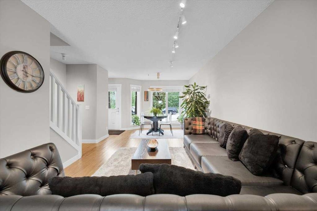1562 93 Street Sw, Calgary, AB