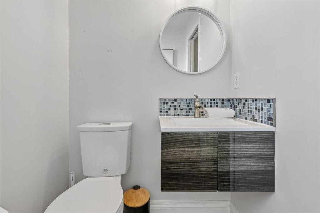 52 West Edge Road, Cochrane, AB - Indoor Photo Showing Bathroom
