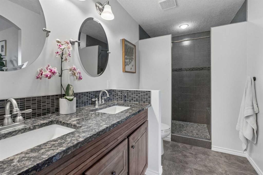 52 West Edge Road, Cochrane, AB - Indoor Photo Showing Bathroom