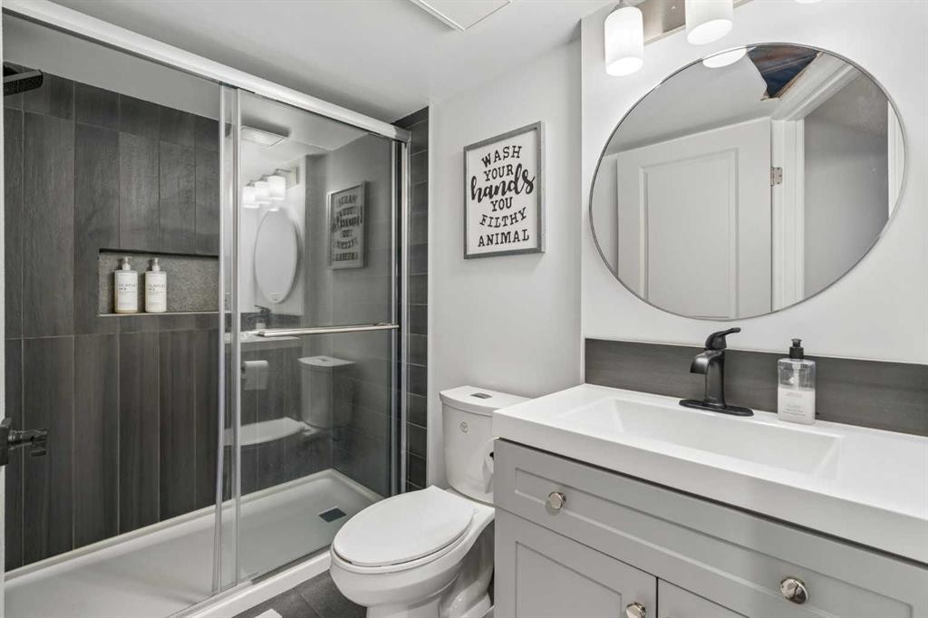 52 West Edge Road, Cochrane, AB - Indoor Photo Showing Bathroom