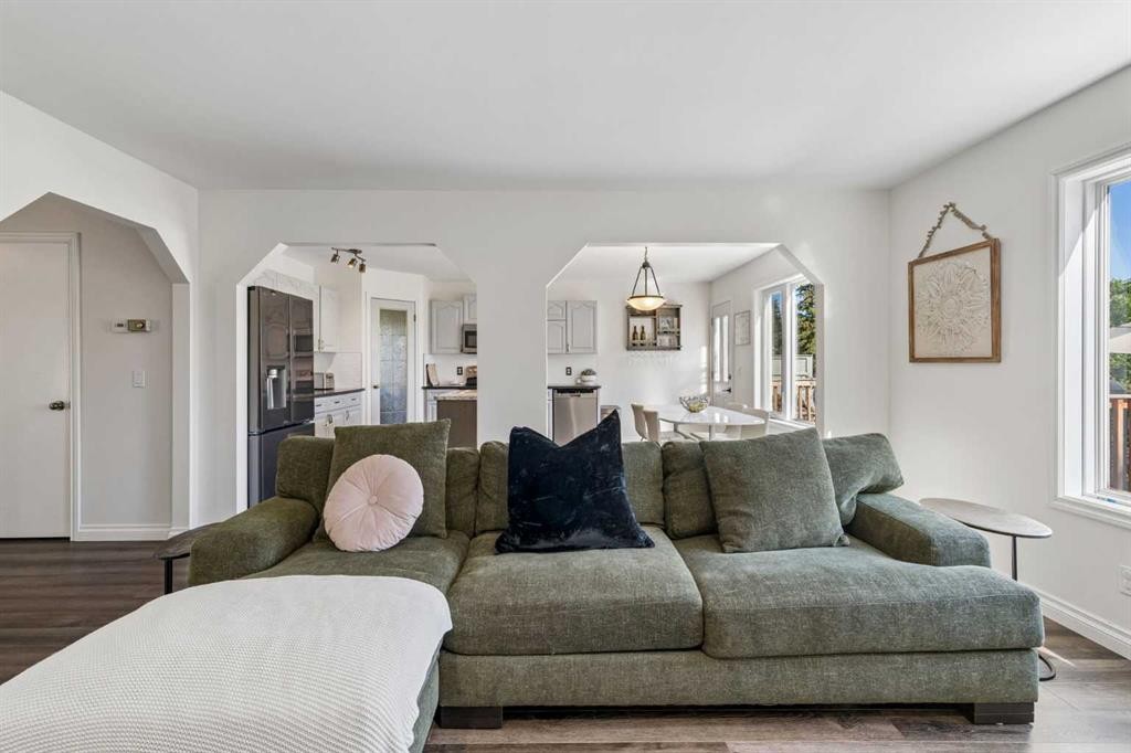 52 West Edge Road, Cochrane, AB - Indoor Photo Showing Living Room