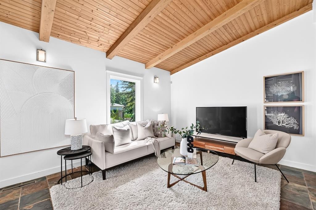 2623 Glenmount Drive Sw, Calgary, AB - Indoor Photo Showing Living Room