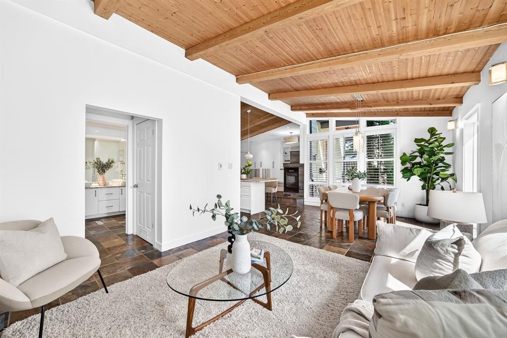 2623 Glenmount Drive Sw, Calgary, AB - Photo Showing Living Room