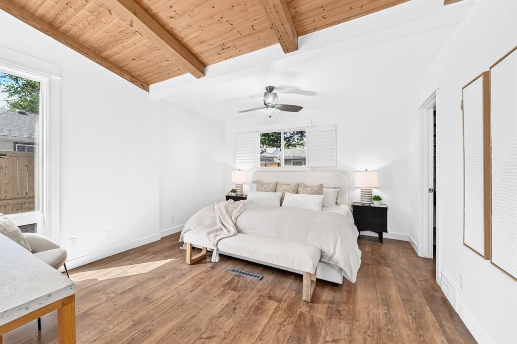 2623 Glenmount Drive Sw, Calgary, AB - Indoor Photo Showing Bedroom