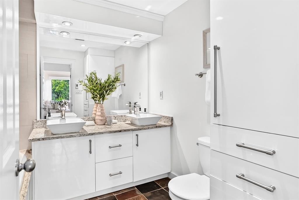 2623 Glenmount Drive Sw, Calgary, AB - Indoor Photo Showing Bathroom