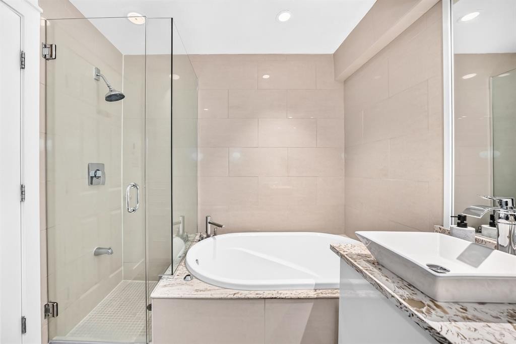 2623 Glenmount Drive Sw, Calgary, AB - Indoor Photo Showing Bathroom