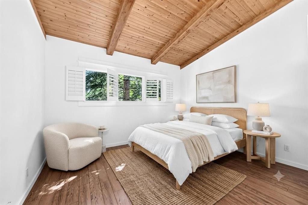 2623 Glenmount Drive Sw, Calgary, AB - Indoor Photo Showing Bedroom
