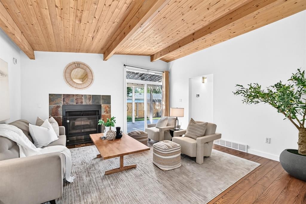 2623 Glenmount Drive Sw, Calgary, AB - Indoor Photo Showing Living Room With Fireplace