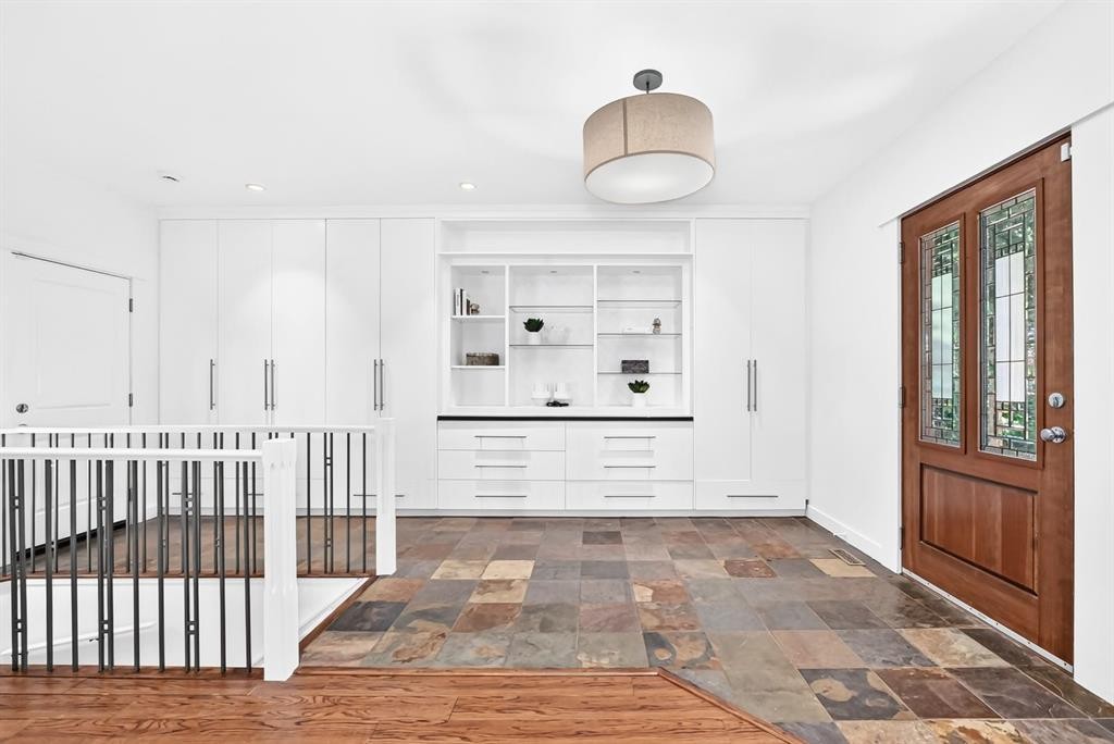 2623 Glenmount Drive Sw, Calgary, AB - Indoor Photo Showing Other Room