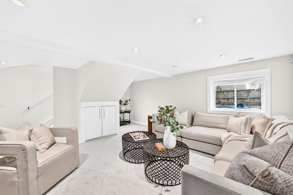 2623 Glenmount Drive Sw, Calgary, AB - Indoor Photo Showing Living Room
