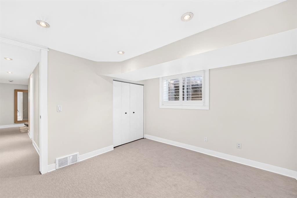 2623 Glenmount Drive Sw, Calgary, AB - Indoor Photo Showing Other Room