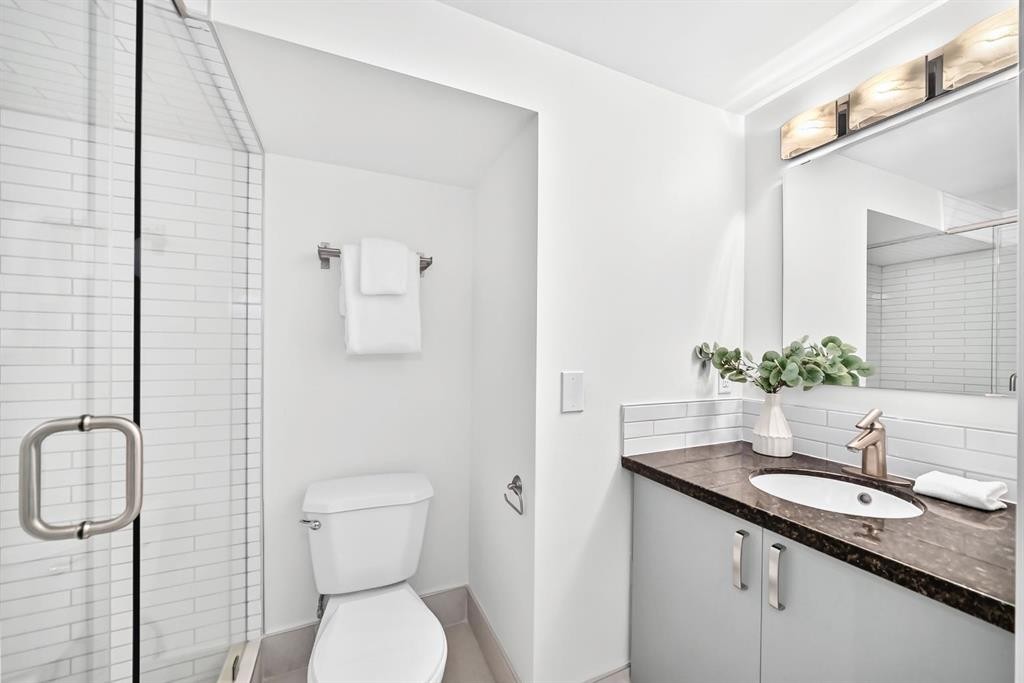2623 Glenmount Drive Sw, Calgary, AB - Indoor Photo Showing Bathroom