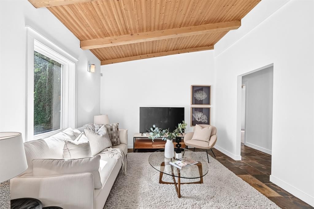 2623 Glenmount Drive Sw, Calgary, AB - Indoor Photo Showing Living Room