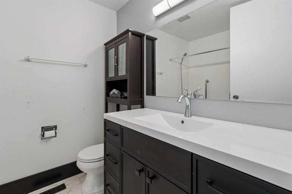 2524 106 Avenue Sw, Calgary, AB - Indoor Photo Showing Bathroom