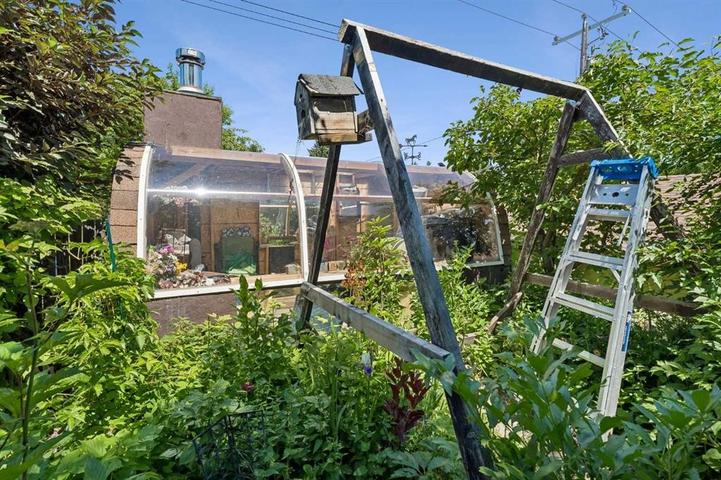 2524 106 Avenue Sw, Calgary, AB - Outdoor
