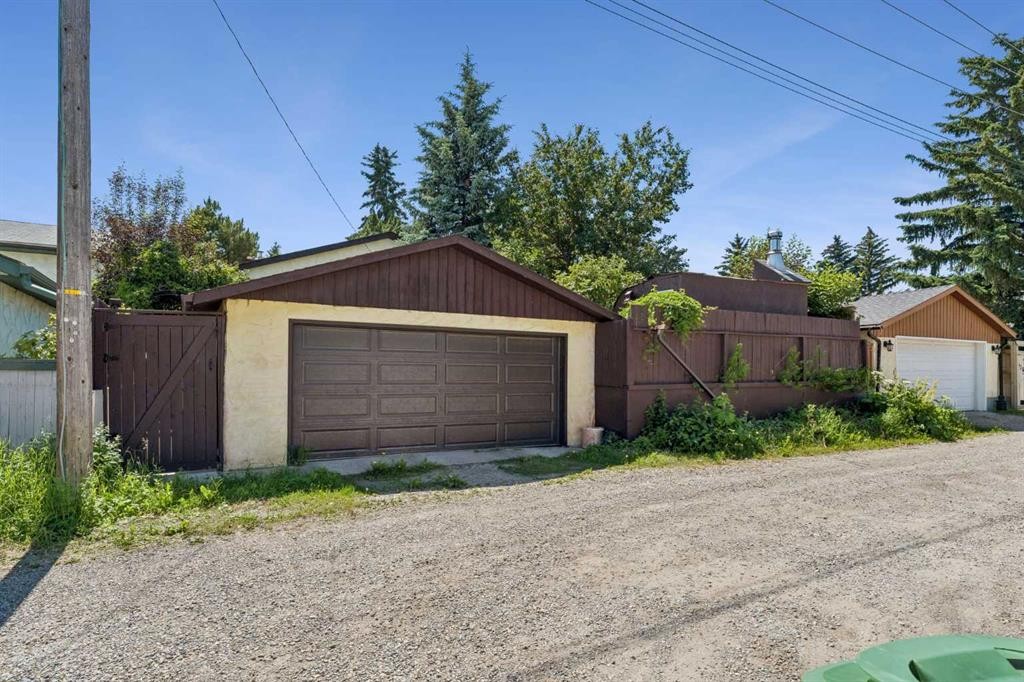 2524 106 Avenue Sw, Calgary, AB - Outdoor