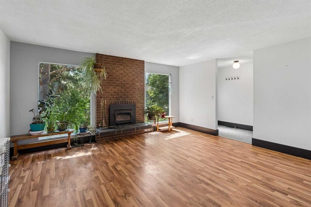 2524 106 Avenue Sw, Calgary, AB - Indoor Photo Showing Living Room With Fireplace