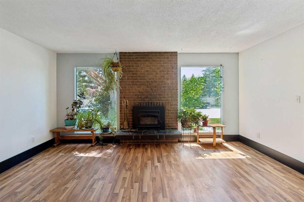 2524 106 Avenue Sw, Calgary, AB - Indoor Photo Showing Living Room With Fireplace