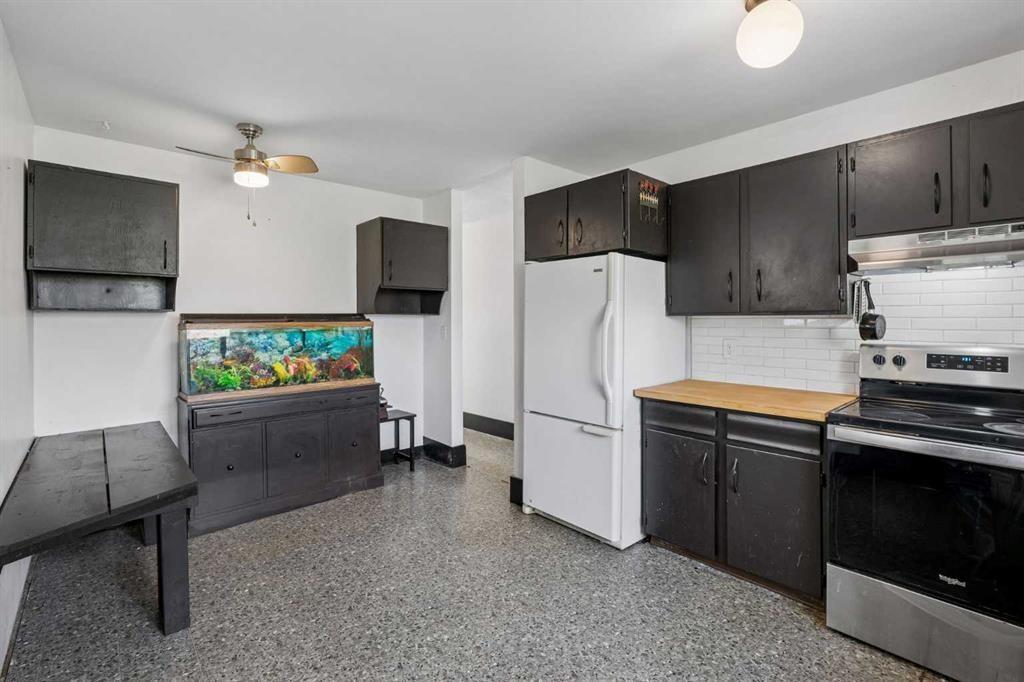 2524 106 Avenue Sw, Calgary, AB - Indoor Photo Showing Kitchen