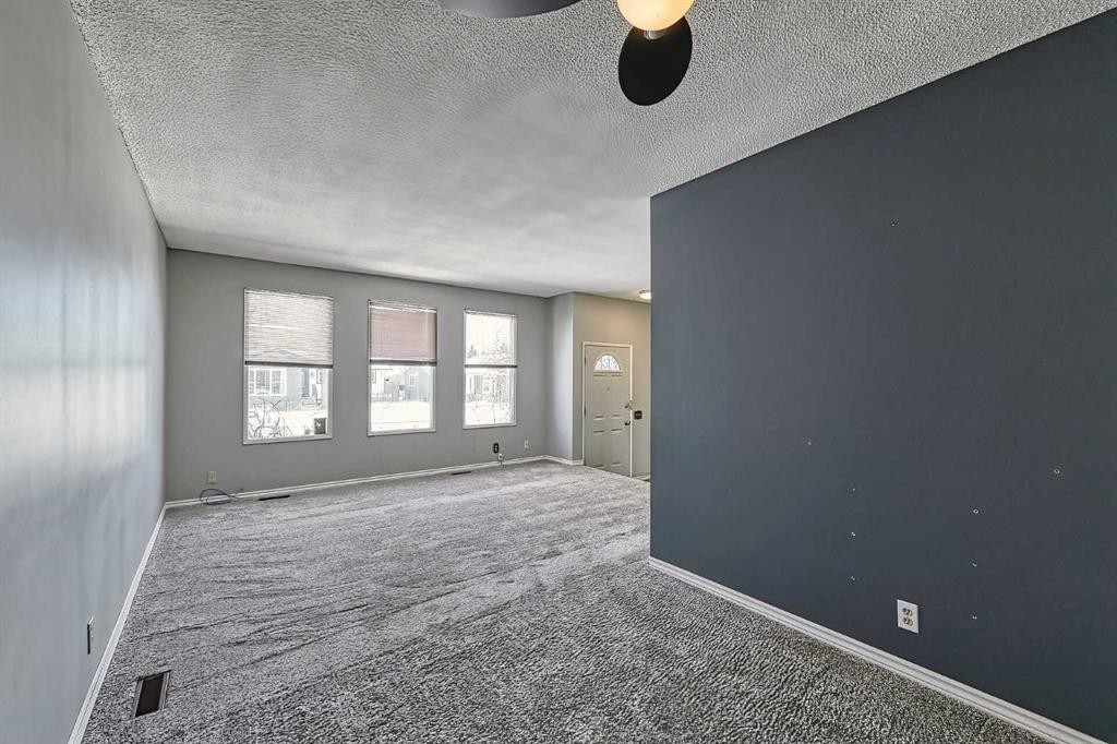 3523 48 Street Ne, Calgary, AB - Indoor Photo Showing Other Room