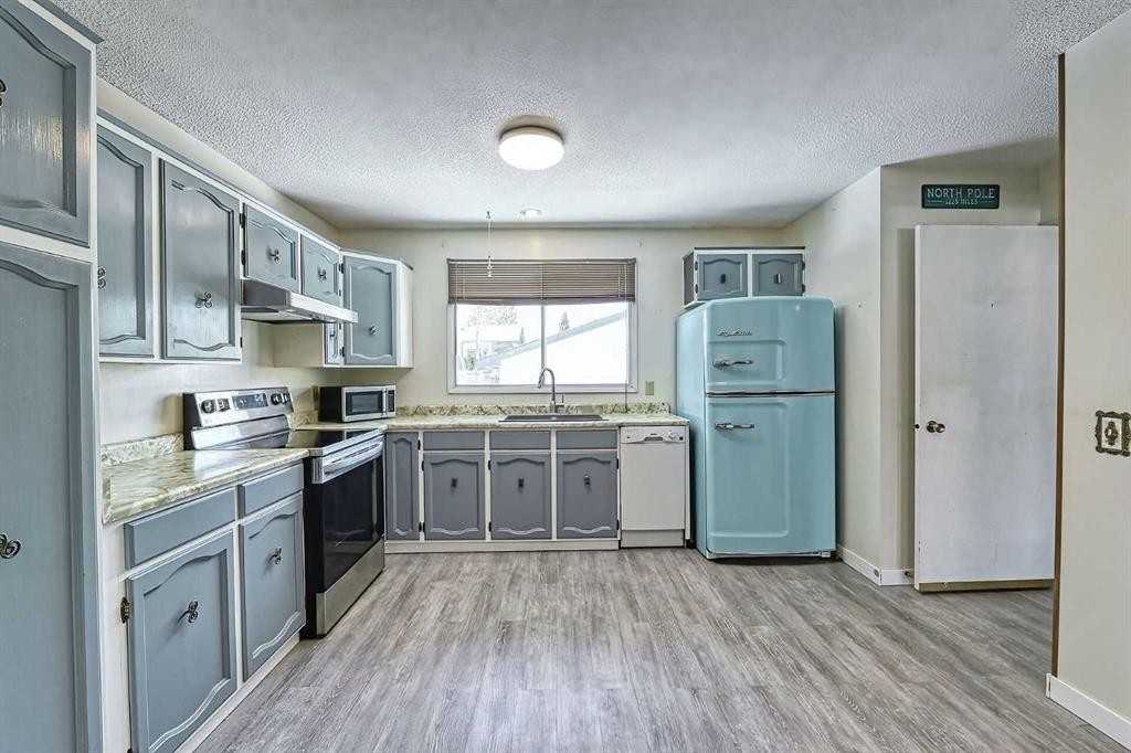 3523 48 Street Ne, Calgary, AB - Indoor Photo Showing Other Room