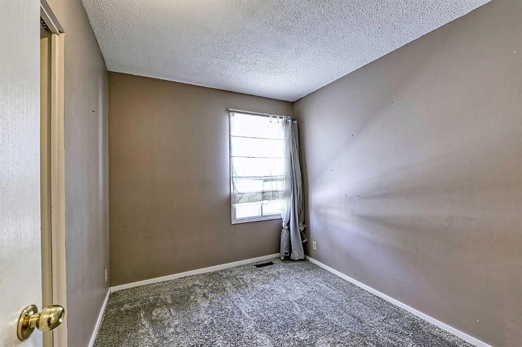 3523 48 Street Ne, Calgary, AB - Indoor Photo Showing Other Room