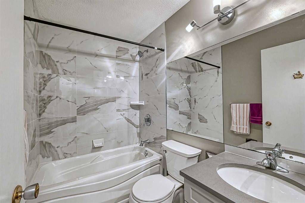 3523 48 Street Ne, Calgary, AB - Indoor Photo Showing Bathroom