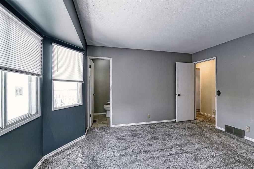 3523 48 Street Ne, Calgary, AB - Indoor Photo Showing Other Room