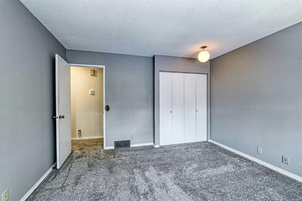 3523 48 Street Ne, Calgary, AB - Indoor Photo Showing Other Room